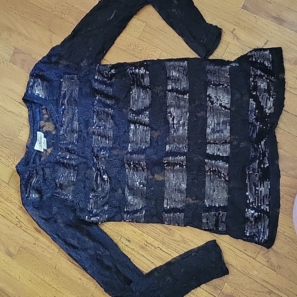 Small ariat long sleeve top